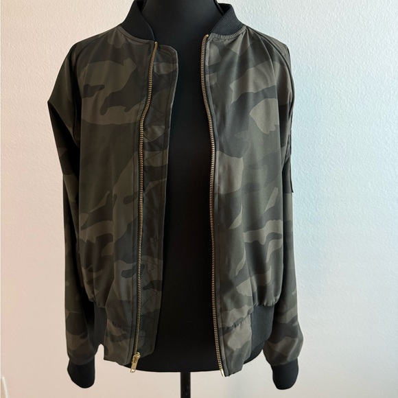 Albion Women's Green Camouflage Bomber Jacket - Picture 10 of 15